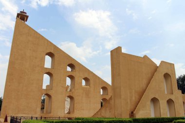 Jaipur, Jantar Mantar Gözlemevi mimari astronomik aletleri oluşur. Hindistan, Ağustos 2018 alınan.