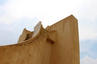 Jaipur Jantar Mantar Gözlemevi, bazı mimari astronomik aletleri var. Hindistan, Ağustos 2018 alınan.