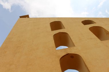 Jaipur Jantar Mantar Gözlemevi, bazı mimari astronomik aletleri var. Hindistan, Ağustos 2018 alınan.