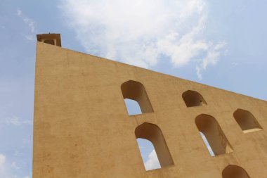 Jaipur, Jantar Mantar Gözlemevi mimari astronomik aletleri oluşur. Hindistan, Ağustos 2018 alınan.