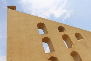 Jaipur, Jantar Mantar Gözlemevi mimari astronomik aletleri oluşur. Hindistan, Ağustos 2018 alınan.