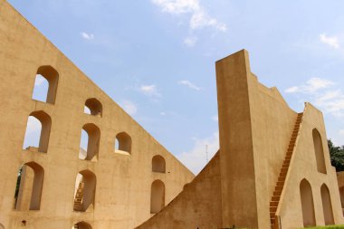 Jaipur, Jantar Mantar Gözlemevi mimari astronomik aletleri oluşur. Hindistan, Ağustos 2018 alınan.