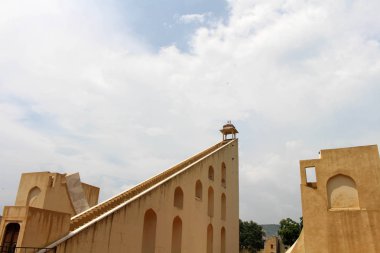 Jaipur, Jantar Mantar Gözlemevi mimari astronomik aletleri oluşur. Hindistan, Ağustos 2018 alınan.