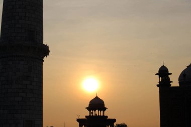 Taj Mahal silüeti gündoğumu sırasında kuleleri. Agra, Hindistan, Ağustos 2018 alınan