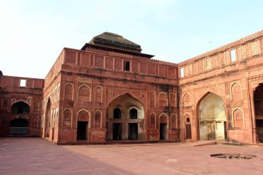 avlu ve bahçeleri Agra Fort kompleksinin içinde mimarisi. Hindistan, Ağustos 2018 alınan.