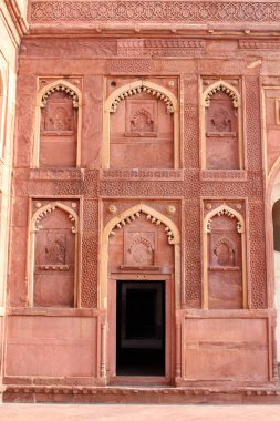 Vintage kapıları ve pencereleri Agra Fort çevresinde. Hindistan, Ağustos 2018 alınan.