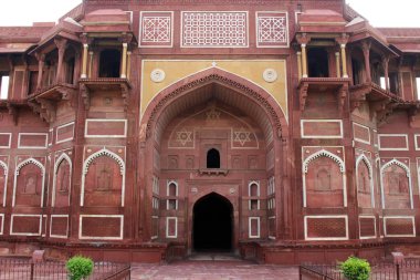 Vintage kapıları ve pencereleri Agra Fort çevresinde. Hindistan, Ağustos 2018 alınan.