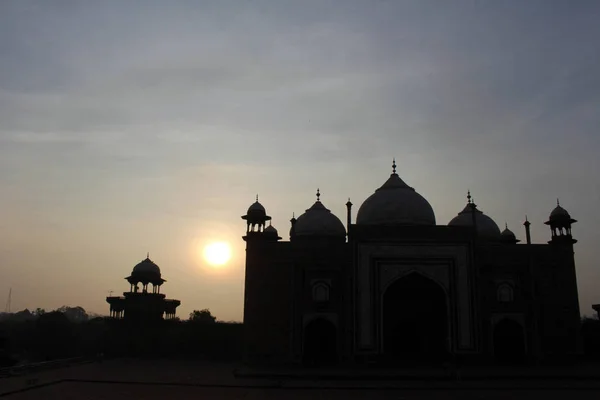 Sylwetka Taj Mahal Wieże Podczas Sunrise Podjęte Agra Indie Sierpień — Zdjęcie stockowe