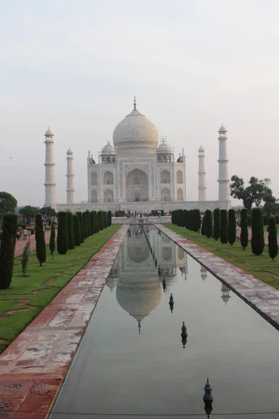 印度的图标和爱的象征 清晨雄伟的泰姬陵 2018年8月在印度拍摄 — 图库照片