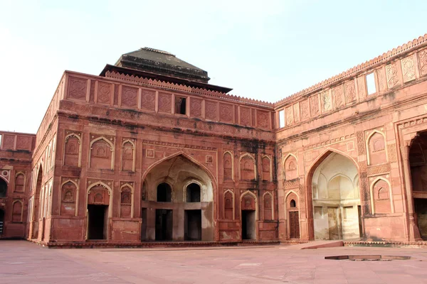 avlu ve bahçeleri Agra Fort kompleksinin içinde mimarisi. Hindistan, Ağustos 2018 alınan.