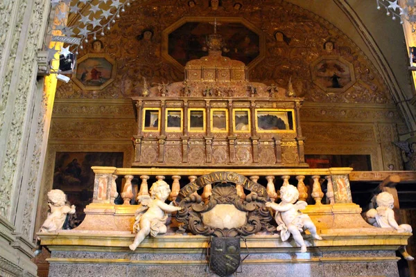 Grav Incorrupted Kroppen Francis Xavier Bom Jesus Basilika Gamla Goa — Stockfoto