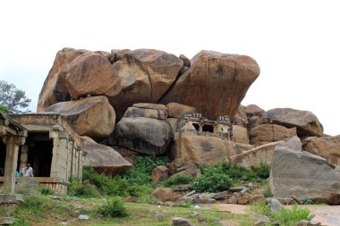 Hampi çevreleyen tepeler (ve transformatörler) tapınaklar ve rocky Dağları. Hindistan, Ağustos 2018 alınan.