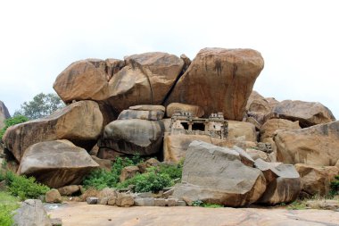 Hampi çevreleyen tepeler (ve transformatörler) tapınaklar ve rocky Dağları. Hindistan, Ağustos 2018 alınan.