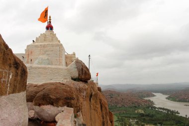 Çeviri: (Anegundi Nehri geçerken) Hampi Anjana dağ, Hanuman Tapınağı pagoda. Hindistan, Ağustos 2018 alınan.