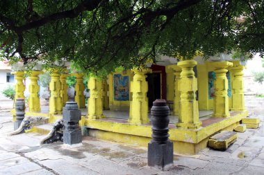 Sarı bir tapınak Hampi ana Adası (Anegundi) arasında. Hindistan, Ağustos 2018 alınan.