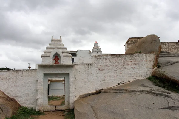 Terjemahan Ashram Putih Melintasi Pulau Utama Hampi Anegundi Diambil India — Stok Foto