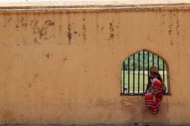 Amber (Amer) Fort Jaipur bir pencerede oturup yerel Hint bayanlar. Hindistan, Ağustos 2018 alınan