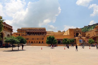 Amer (ya da Amber) girişinden görüldüğü gibi Jaipur kalede. Hill altı Rajasthan Forts biri. Hindistan, Ağustos 2018 alınan.