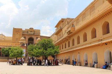 Amer (ya da Amber) girişinden görüldüğü gibi Jaipur kalede. Hill altı Rajasthan Forts biri. Hindistan, Ağustos 2018 alınan.