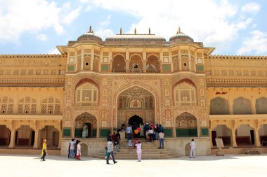 Amer (ya da Amber Fort) etrafında karmaşık oymalar ayrıntıları. Hindistan, Ağustos 2018 alınan.
