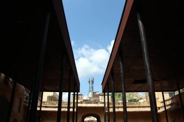 Fil Jaipur kalede Amer (Amber) etrafında istikrarlı. Hindistan, Ağustos 2018 alınan.