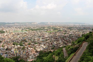 Kalabalık Jaipur şehir olarak Nahargarh Fort Hill üzerinden görüldü. Hindistan, Ağustos 2018 alınan.