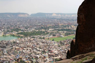 Taş korkuluk ve sahne Jaipur City, Nahargarh Fort tepe üzerinde görüldü. Hindistan, Ağustos 2018 alınan.
