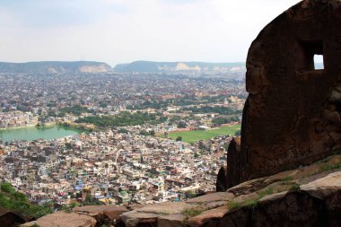 Taş korkuluk ve sahne Jaipur City, Nahargarh Fort tepe üzerinde görüldü. Hindistan, Ağustos 2018 alınan.
