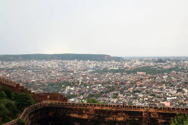 从山上 Nahargarh 堡看到的斋浦尔的石栏杆和风景 2018年8月在印度拍摄 — 图库照片