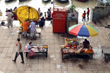 Yerel halkın Varanasi Ganj tarafından Assi Ghat, ritüeller hazırlanıyor meşgul izliyor. Hindistan, Ağustos 2018 alınan.
