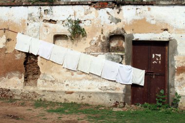 Rustik kapı, pencere ve Varanasi giyim hattı. Hindistan, Ağustos 2018 alınan.