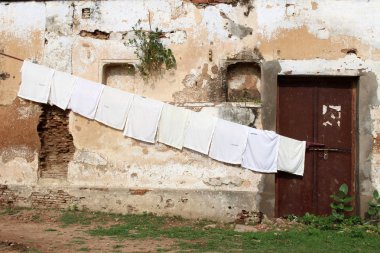 Rustik kapı, pencere ve Varanasi giyim hattı. Hindistan, Ağustos 2018 alınan.