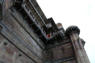 Çeviri: Varanasi'nın ghats Ganj tarafından toplayan. Hindistan, Ağustos 2018 alınan.