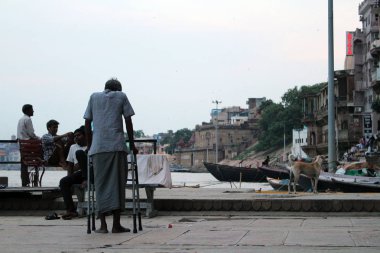 Yerel halkın sohbet, etkileşim, öğleden sonra Varanasi ghats asılı. Hindistan, Ağustos 2018 alınan.