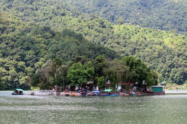 Tal Barahi Nepalce Budhdist tapınağın Pokhara gölde Phewa ortasına tarafından. Nepal'de, Ağustos 2018 alınan.