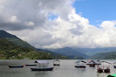 Phewa Gölü ve Pokhara, popüler bir turizm tepelerde. Nepal'de, Ağustos 2018 alınan.