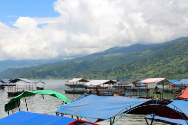 Phewa Gölü ve Pokhara, popüler bir turizm tepelerde. Nepal'de, Ağustos 2018 alınan.