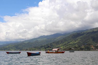 Tekneler etrafında Phewa Gölü ve Pokhara, popüler bir turizm tepelerde. Nepal'de, Ağustos 2018 alınan.