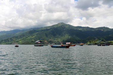 Tekneler etrafında Phewa Gölü ve Pokhara, popüler bir turizm tepelerde. Nepal'de, Ağustos 2018 alınan.