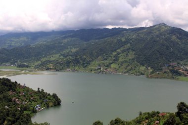 Pokhara kasaba ve Phewa dünya barış Pagoda kadar yol üzerinde görüldüğü gibi Gölü. Nepal'de, Ağustos 2018 alınan.