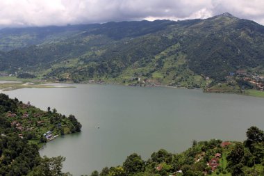 Pokhara kasaba ve Phewa dünya barış Pagoda kadar yol üzerinde görüldüğü gibi Gölü. Nepal'de, Ağustos 2018 alınan.