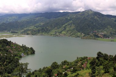 Pokhara kasaba ve Phewa dünya barış Pagoda kadar yol üzerinde görüldüğü gibi Gölü. Nepal'de, Ağustos 2018 alınan.