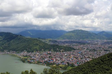 Pokhara kasaba ve Phewa dünya barış Pagoda kadar yol üzerinde görüldüğü gibi Gölü. Nepal'de, Ağustos 2018 alınan.
