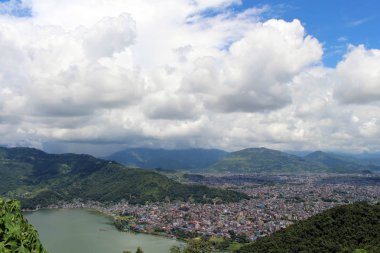 Pokhara kasaba ve Phewa dünya barış Pagoda kadar yol üzerinde görüldüğü gibi Gölü. Nepal'de, Ağustos 2018 alınan.
