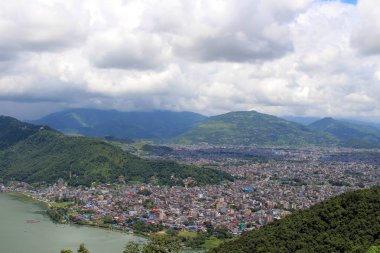 Pokhara kasaba ve Phewa dünya barış Pagoda kadar yol üzerinde görüldüğü gibi Gölü. Nepal'de, Ağustos 2018 alınan.