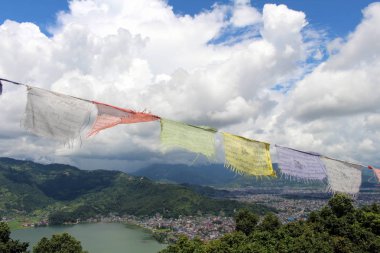 Dua bayrakları ve Pokhara town dünya barış Pagoda adlı. Nepal'de, Ağustos 2018 alınan.