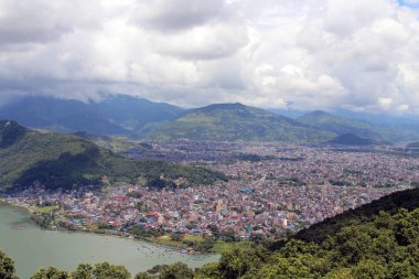 Pokhara kasaba ve Phewa dünya barış Pagoda kadar yol üzerinde görüldüğü gibi Gölü. Nepal'de, Ağustos 2018 alınan.
