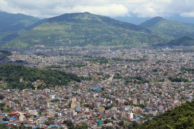 Pokhara kasaba ve Phewa dünya barış Pagoda kadar yol üzerinde görüldüğü gibi Gölü. Nepal'de, Ağustos 2018 alınan.