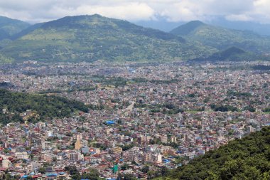 Pokhara kasaba ve Phewa dünya barış Pagoda kadar yol üzerinde görüldüğü gibi Gölü. Nepal'de, Ağustos 2018 alınan.