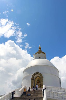 Çeviri: dünya barış Pagoda ana stupa. Nepal'de, Ağustos 2018 alınan.